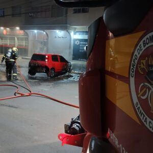 Carro em chamas mobiliza bombeiros em Lages | Foto: 5º BBM
