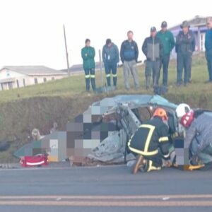 VÍDEO: grave acidente entre carro e três carretas deixa dois mortos em rodovia de SC | Imagem: Atual FM/Reprodução