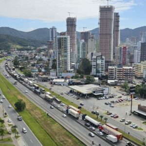 Engavetamento envolvendo carretas gera caos na BR-101 em BC  | Foto: Reprodução/Redes Sociais 