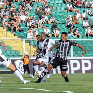 Figueirense tenta, mas apenas empata com a Ponte Preta na estreia da Série C | Foto: Patrick Floriani/FFC