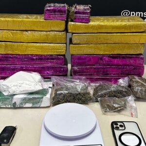Jovem é preso em flagrante com drogas | Imagem: Polícia Militar/Reprodução