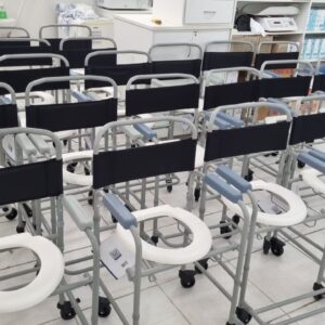 Governo do Estado entrega cadeiras de banho para o Hospital Teresa Ramos em Lages | Foto: Divulgação Ascom/SES