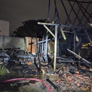 Incêndio destrói galpão na Grande Florianópolis durante a madrugada. - Foto: CBMSC/Reprodução