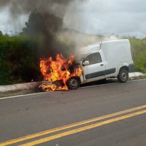 Bombeiros e Polícia Militar Ambiental combatem incêndio em veículo na Serra | Foto: Polícia Militar Ambiental/SC