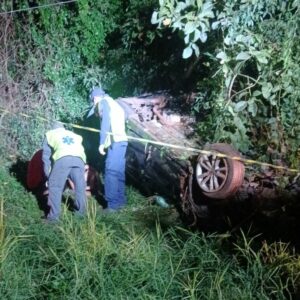 Jovem fica ferido após capotar o carro na SC-135 | Imagem: Corpo de Bombeiros/Reprodução