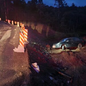 Motorista perde controle e carro cai em ribanceira após desviar de animais na SC-114 | Foto: 11º Grupo de Polícia Militar Rodoviária - Palmeira/SC