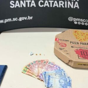 Mulher é flagrada trocando pizza por drogas e acaba presa em SC | Imagem: PM/Reprodução