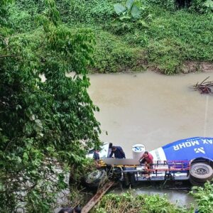 Caminhão sai da pista, despenca em rio e motorista fica ferido |  Imagem: reprodução/ corpo de bombeiros