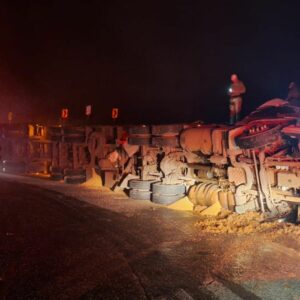 Carreta capota na Serra Dona Francisca e motorista morre | Foto: PMRv/Reprodução