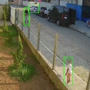 Vídeo mostra criança vagando sozinha na rua após sair por engano de creche em Itapema; vigilante é afastado | Foto: Reprodução/Itapema MIL Grau.