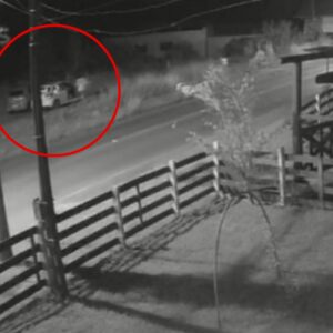 Vídeo flagra momento em que homem coloca mulher desacordada em carro após espancamento em SC | Foto: Reprodução/PCSC.