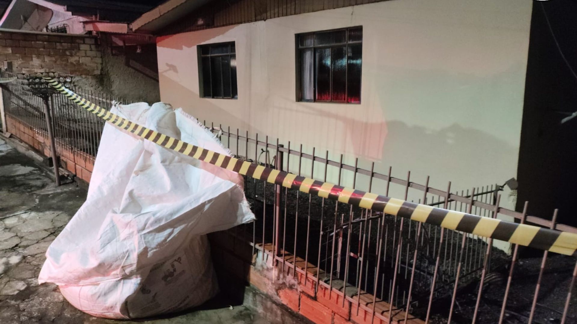 Corpo de homem é encontrado carbonizado após incêndio em SC | Foto: CBMSC/Reprodução