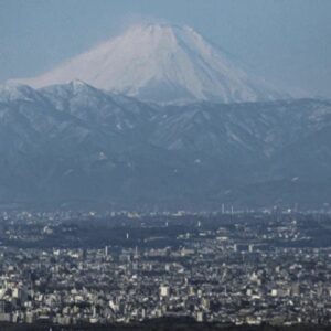 Homem é resgatado no Monte Fuji, volta para buscar celular e acaba salvo de novo | Foto: AP, via SBT News. 