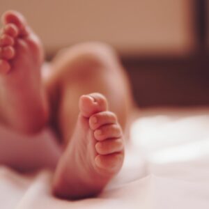 Mãe abandona filho de 1 ano em ponto de drogas para pagar dívida de R$ 150 | Foto: Canva.
