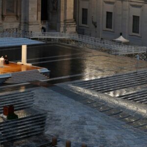 Papa Francisco reza sozinho pelo fim da pandemia em praça; relembre o momento | Foto: Internet/Reprodução