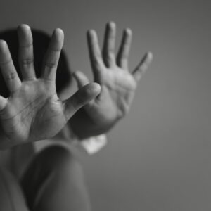 Mulher mascarada invade casa e ataca idosa em SC | Foto: Canva.