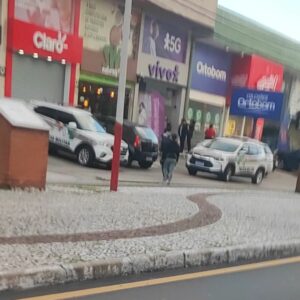 Assaltantes com mochilas do iFood rendem funcionários e roubam loja em São José | Imagem: reprodução