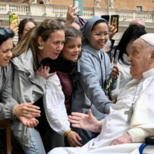 Papa Francisco surpreende fiéis ao surgir na Praça São Pedro no Domingo de Ramos | Foto: Divulgação/Santa Fé.