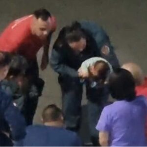 Vídeo mostra bombeiros salvando bebê de 45 dias engasgado em frente ao quartel em SC | Foto: Reprodução. 
