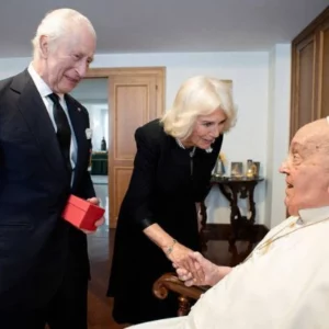 Rei Charles III e rainha Camilla fazem visita surpresa ao Papa Francisco | Foto: Reprodução/Royal Family, via SBT News
