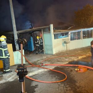Residência é destruída por incêndio em Lages | Foto: 5º BBM