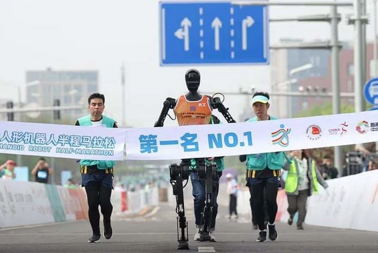 Primeira meia-maratona do mundo com robôs humanoides é realizada | Foto: Reprodução/SBT News

