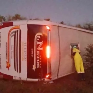 Criança de 4 anos e mulher morrem após ônibus capotar com 45 pessoas. - Foto: SBT News/Reprodução