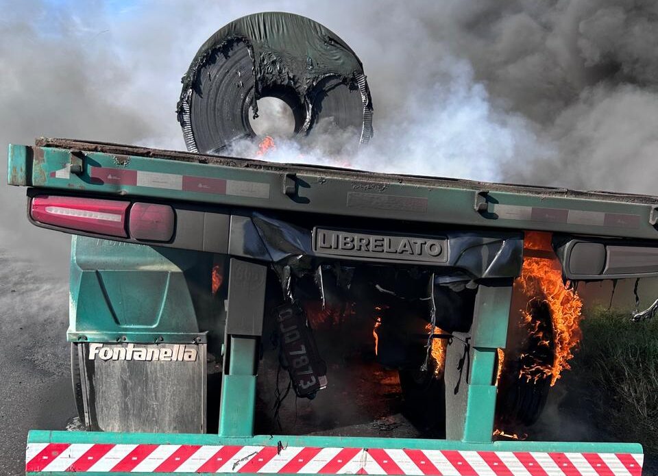 Caminhão pega fogo na BR-376 e mobiliza bombeiros | Foto: Corpo de Bombeiros/Divulgação