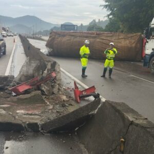 Caminhão tomba e interdita BR-101, em Balneário Camboriú | Foto: PRF/Divulgação
