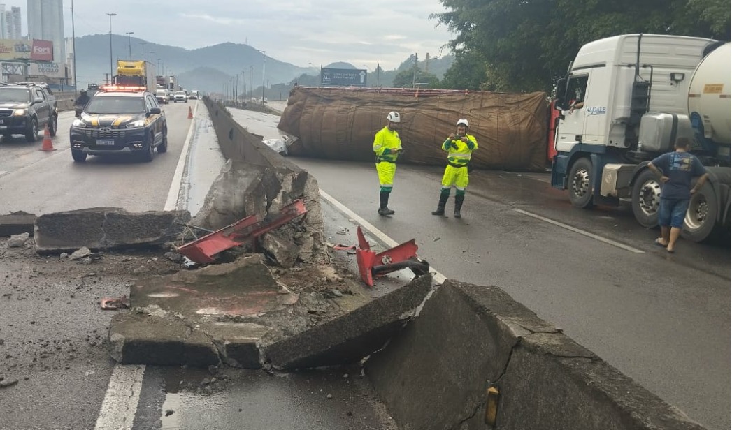 Caminhão tomba e interdita BR-101, em Balneário Camboriú | Foto: PRF/Divulgação
