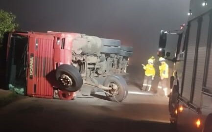 Caminhão tomba sobre ponte e motorista é levado ao hospital | Imagem: Corpo de Bombeiros/Reprodução Caminhão tomba sobre ponte e motorista é levado ao hospital | Imagem: Corpo de Bombeiros/Reprodução