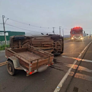 Carro capota após colidir com um trator na SC-390 em Anita Garibaldi | Foto:  5º BBM