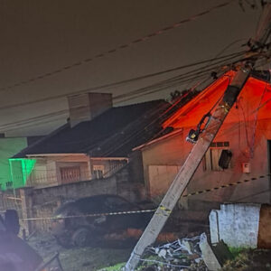 Carro colide contra poste e muro de casa em Lages| Foto: 5 BBM