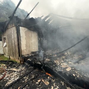 Casa de madeira pega fogo na Serra| Foto: 5 BBM