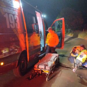 Colisão entre carro e moto deixa ferido em Curitibanos | Foto: 2BBM