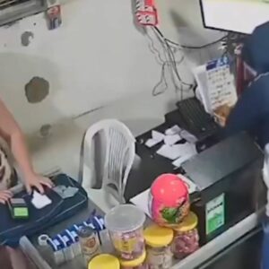 Dono de mercadinho mata suspeito durante assalto; veja vídeo. - Foto: Redes sociais/Reprodução