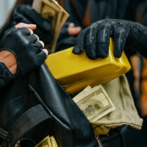 Família é condenada por ajudar assaltantes em roubo a banco em SC. - Foto: Imagem Ilustrativa/Canva/Reprodução