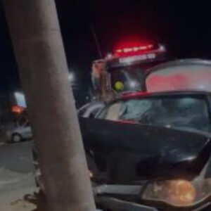 Homem é preso por dirigir embriagado após colidir contra poste em Lages | Foto: Daniel Silveira / @noticiasonlinelages