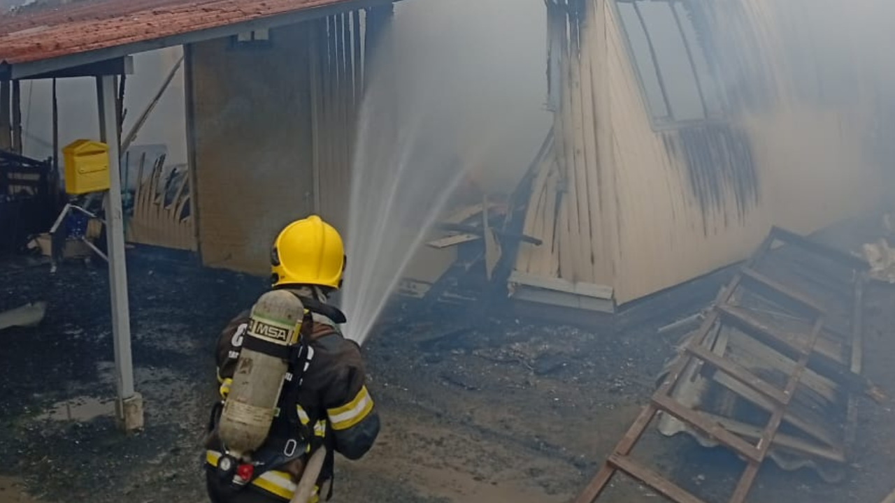 Incêndio devasta residência na Serra| Foto: 5 BBM