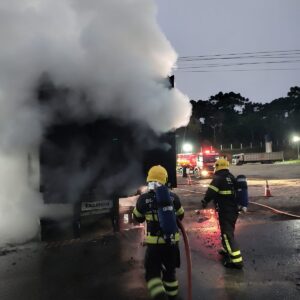 Incêndio em caminhão mobiliza bombeiros por 4 horas na BR-280 | Foto: CBMSC/Reprodução