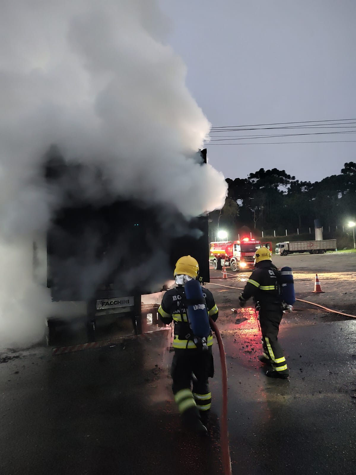 Incêndio em caminhão mobiliza bombeiros por 4 horas na BR-280 | Foto: CBMSC/Reprodução