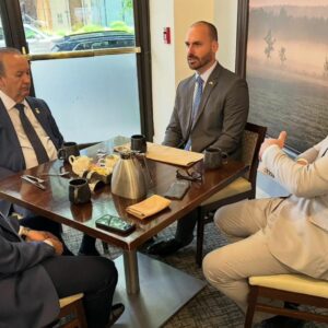 Eduardo Bolsonaro se encontra com Jorginho Mello antes de retornar ao Brasil | Foto: Divulgação.