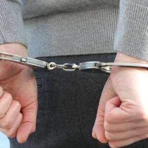 Menina de 12 anos marca encontro pela internet, mas descobre que falava com homem de 39 anos em SC | Foto: Canva.