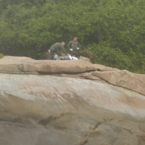 Pescadores ficam à deriva por 5 horas após naufrágio e passam a noite em ilha deserta em SC | Foto: CBMSC.
