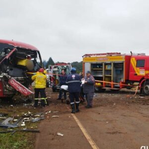 Motorista fica preso às ferragens em acidente entre caminhão e ônibus na BR-282 | Imagem: corpo de bombeiros