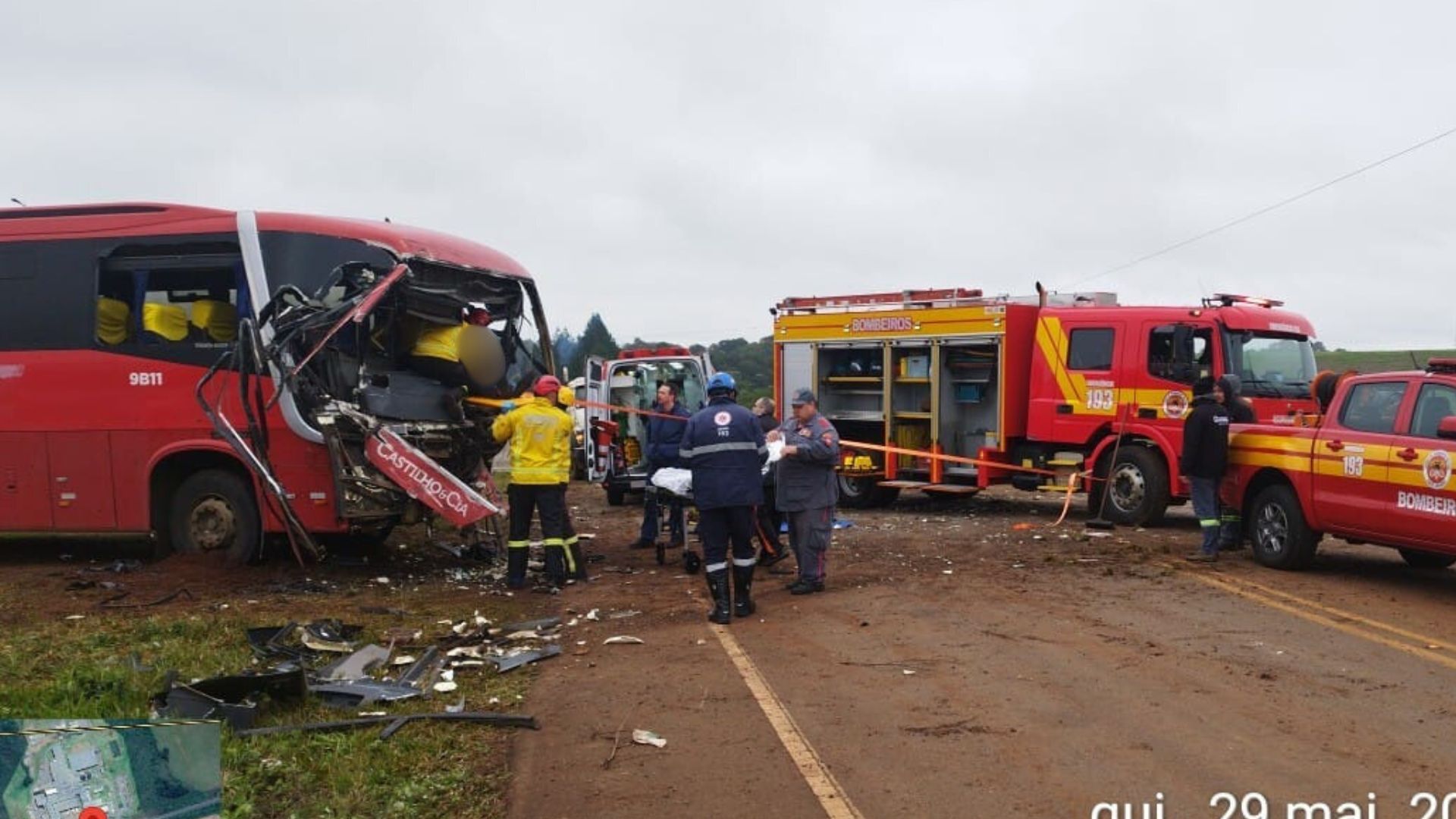 Motorista fica preso às ferragens em acidente entre caminhão e ônibus na BR-282 | Imagem: corpo de bombeiros