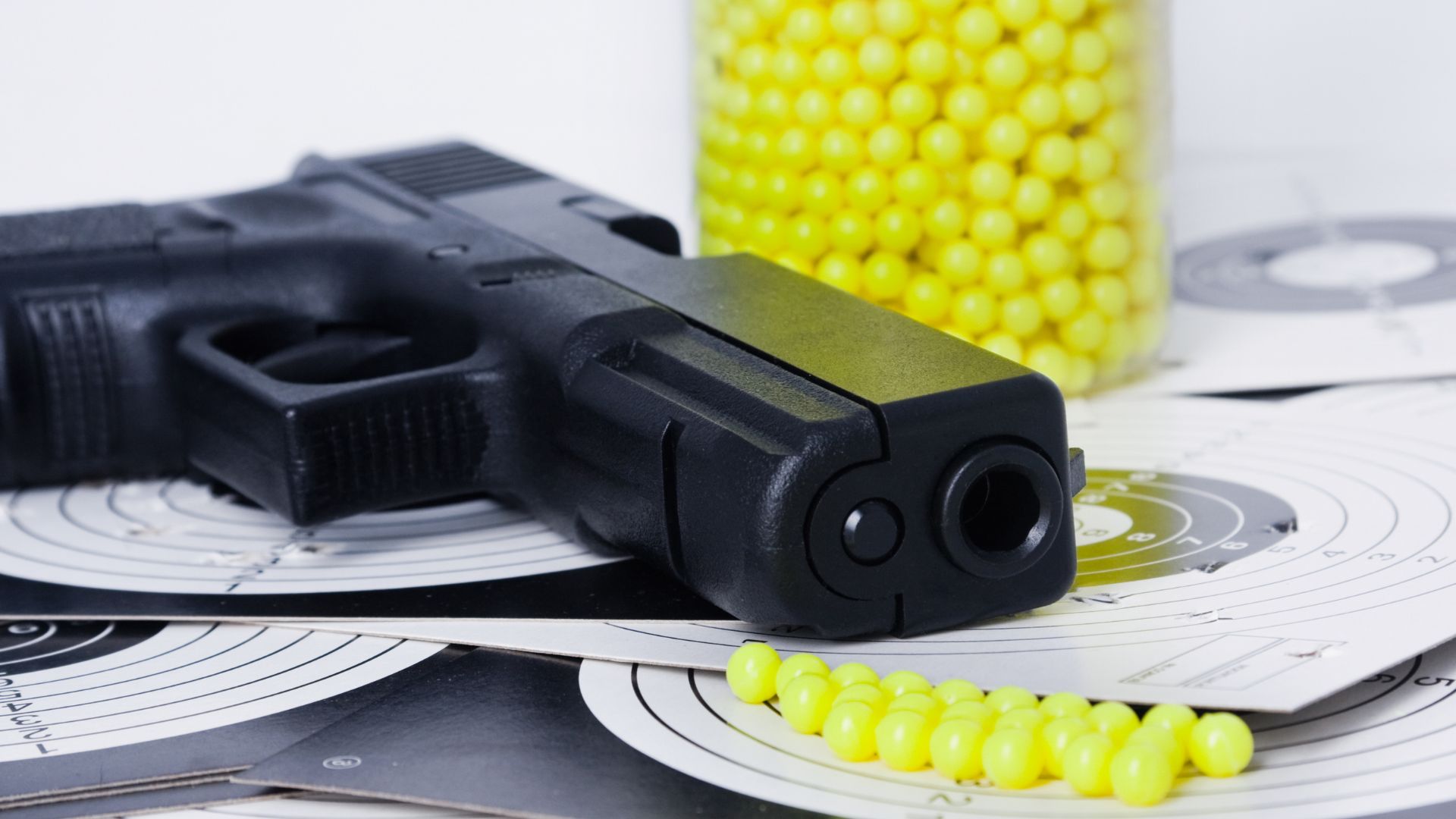Suspeita de arma de airsoft mobiliza PM em escola de Penha | Foto: Canva.