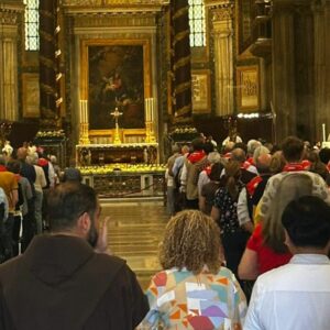 Fiéis fazem fila na Basílica de Santa Maria Maior, onde Papa Francisco foi sepultado | Foto: Melissa Amaral/SCC/Reprodução