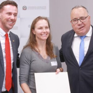 Fernando Krelling homenageia árbitra internacional de futsal Anelize Meire Schulz na Alesc | Foto: Pedro Alves/Agência AL.