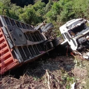 Carreta tomba em ribanceira na BR-470 e deixa um morto e um ferido em SC | Foto: CBMSC. 